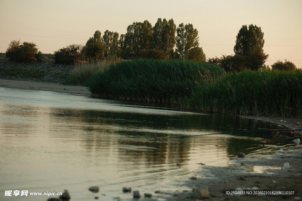 黄昏湖畔的静谧自然景象