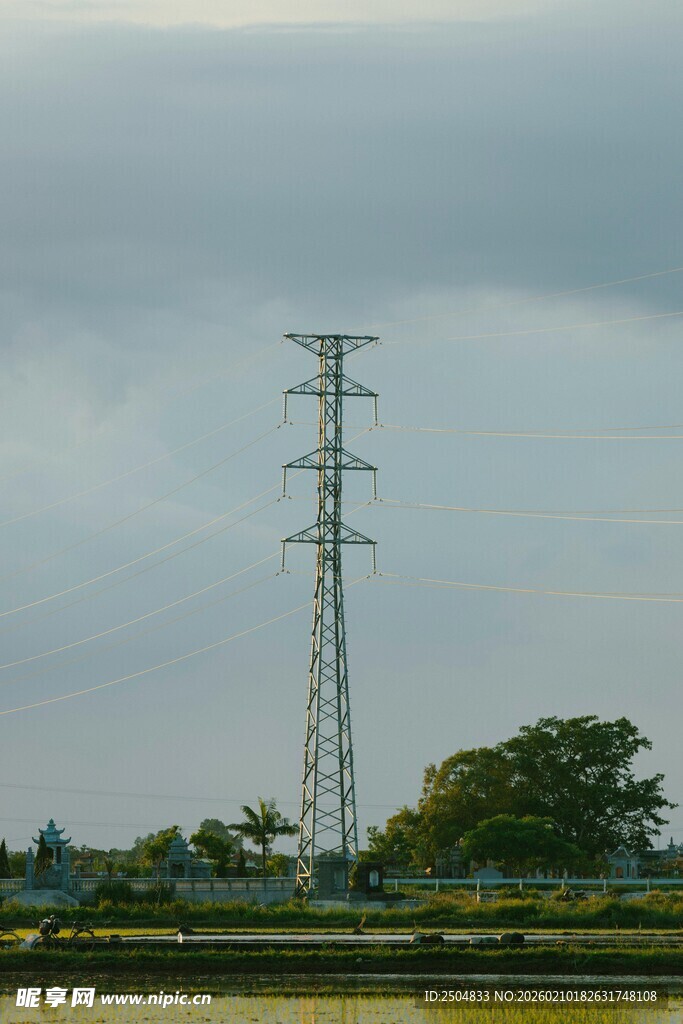 田野中的高压输电塔