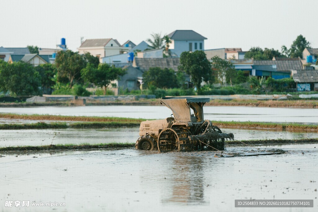 水田中耕作的农机具