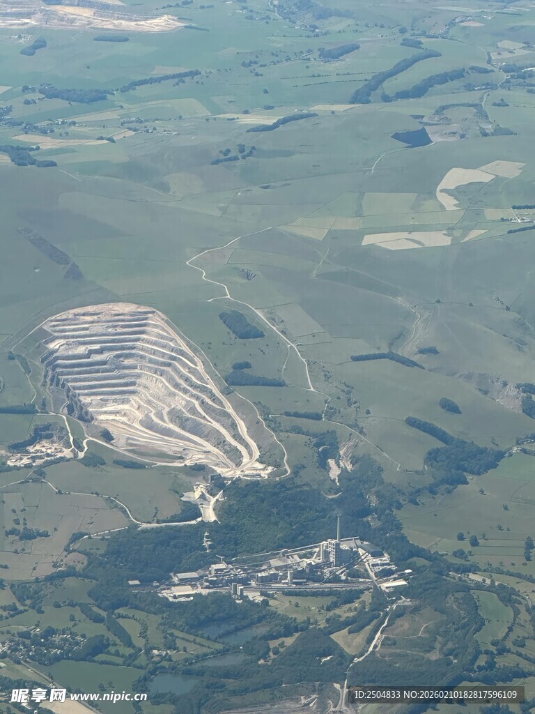 俯瞰广袤大地与建筑景观