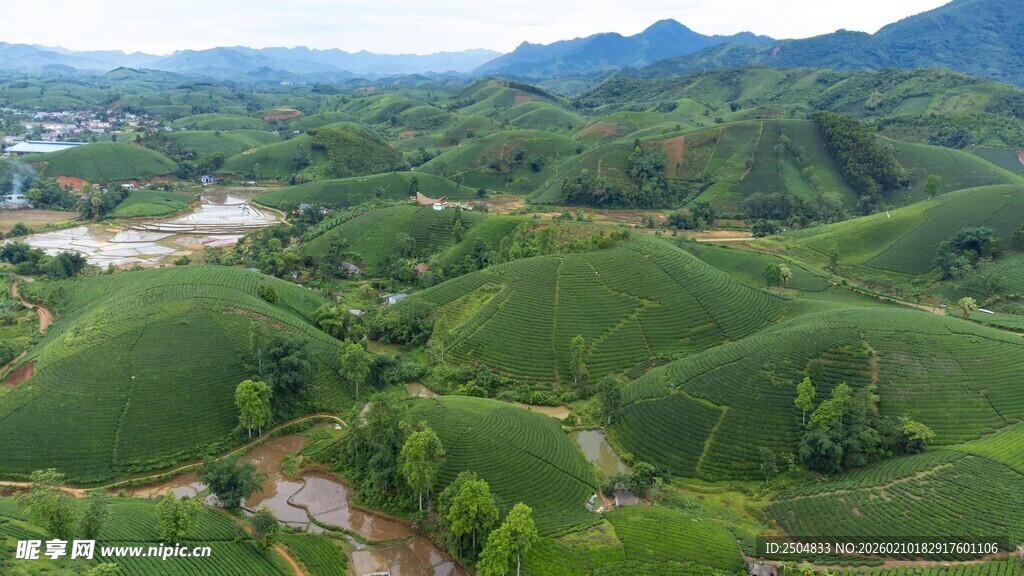 翠绿山峦间的迷人风光