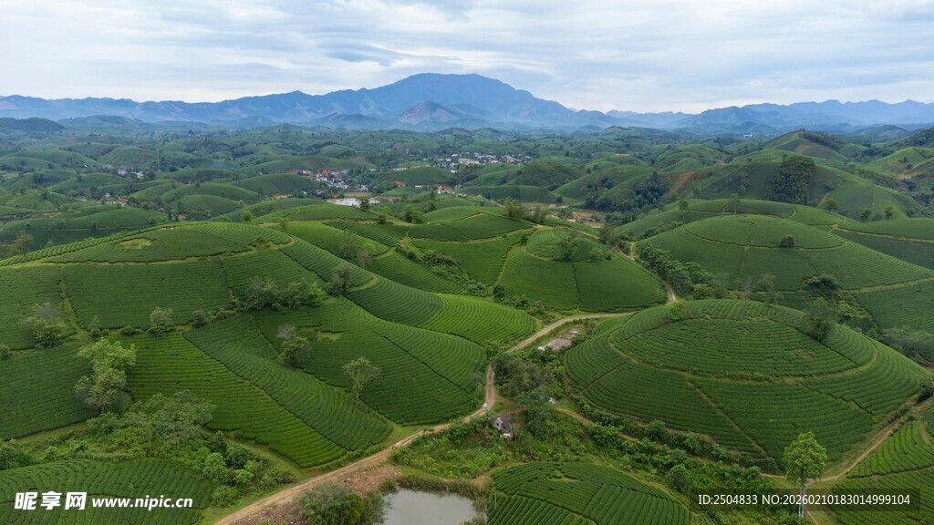 翠绿山峦间的美丽风光