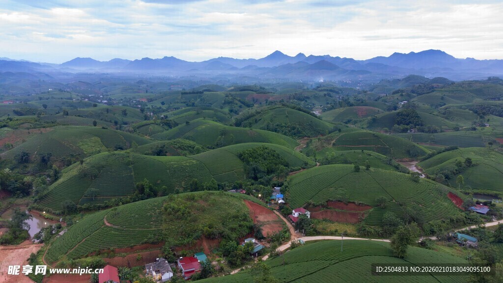 俯瞰青山环抱的村落
