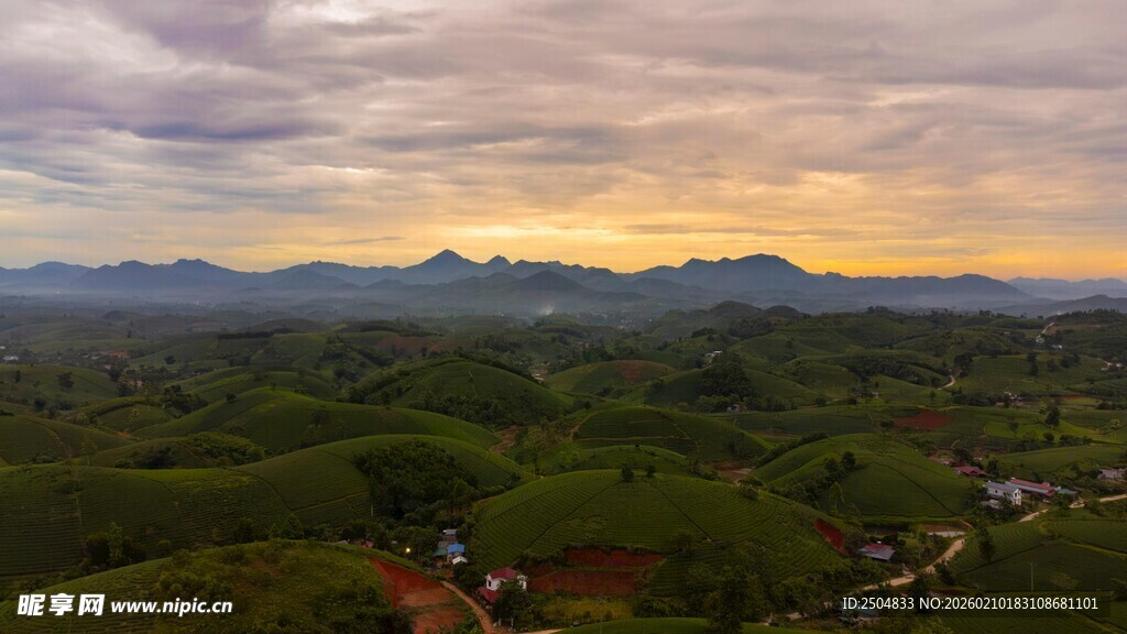 黄昏下的山林与远山景色