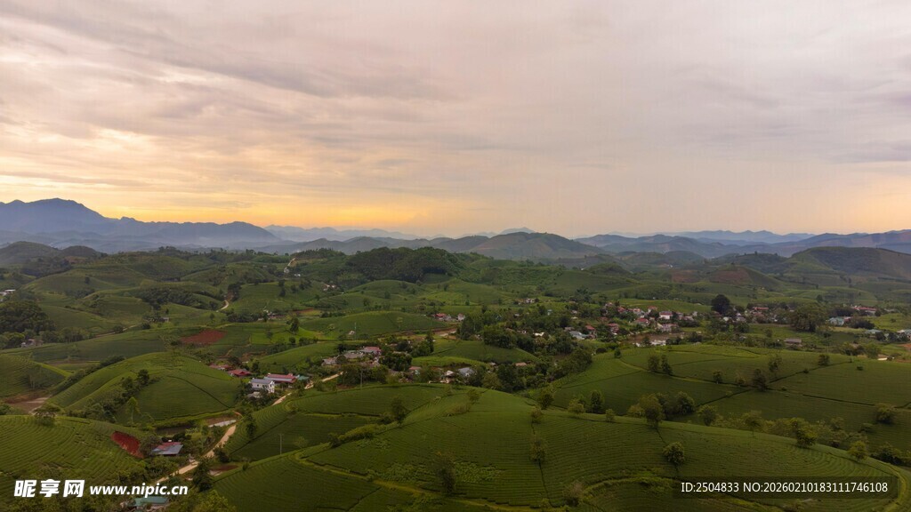 山间绿野黄昏美景