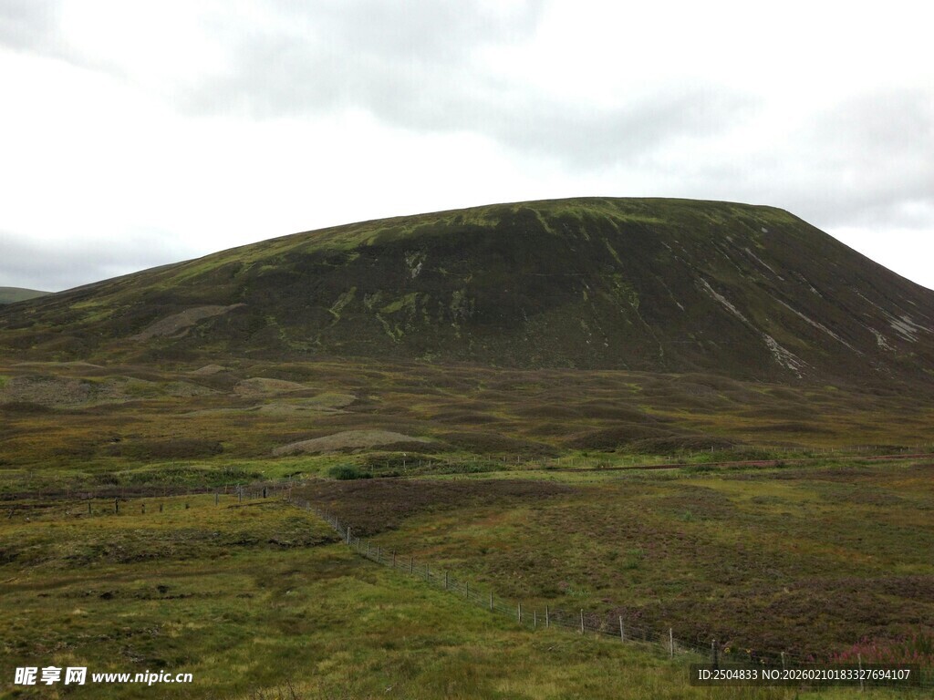 草原上的锥形山丘景观