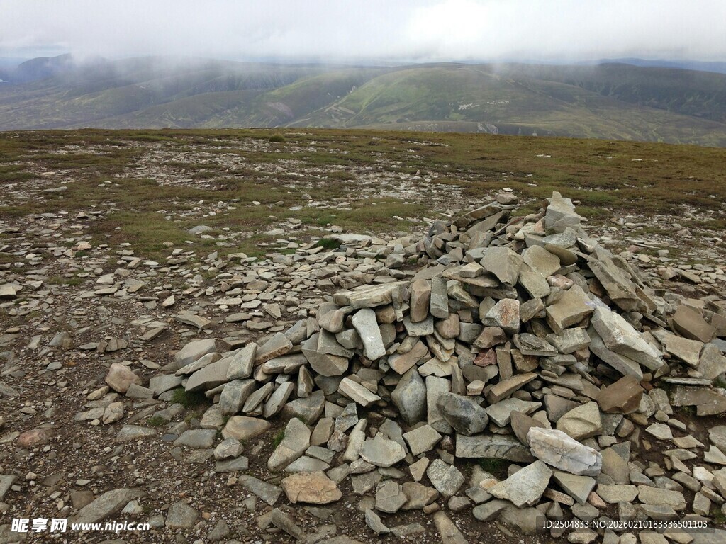 荒野中的碎石堆