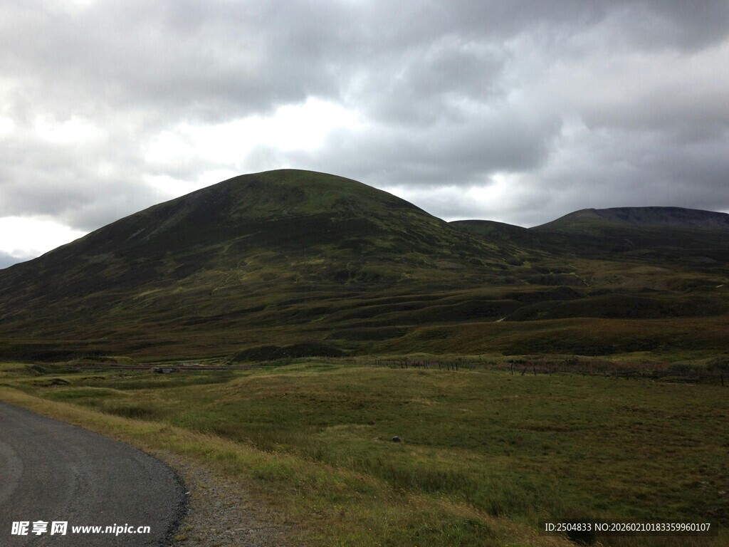 山间公路旁的葱郁青山