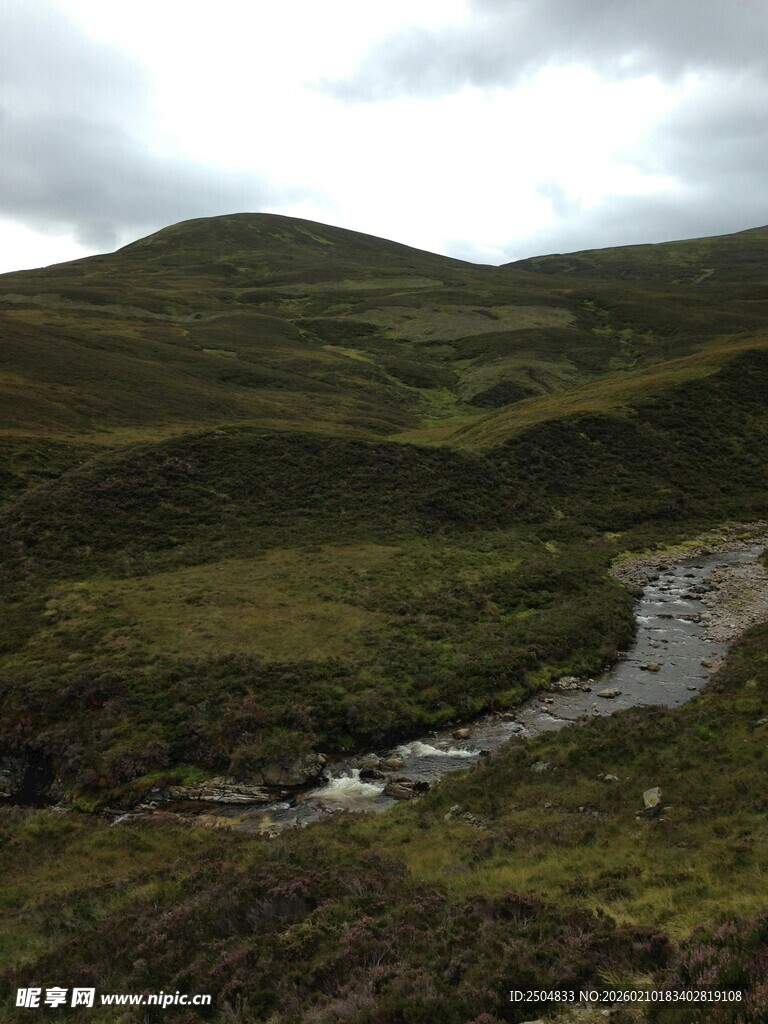 山间蜿蜒溪流的自然景致