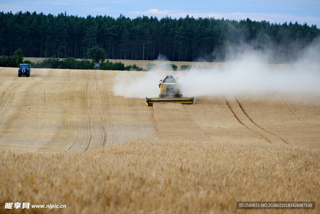 麦田里的农业机械作业场景