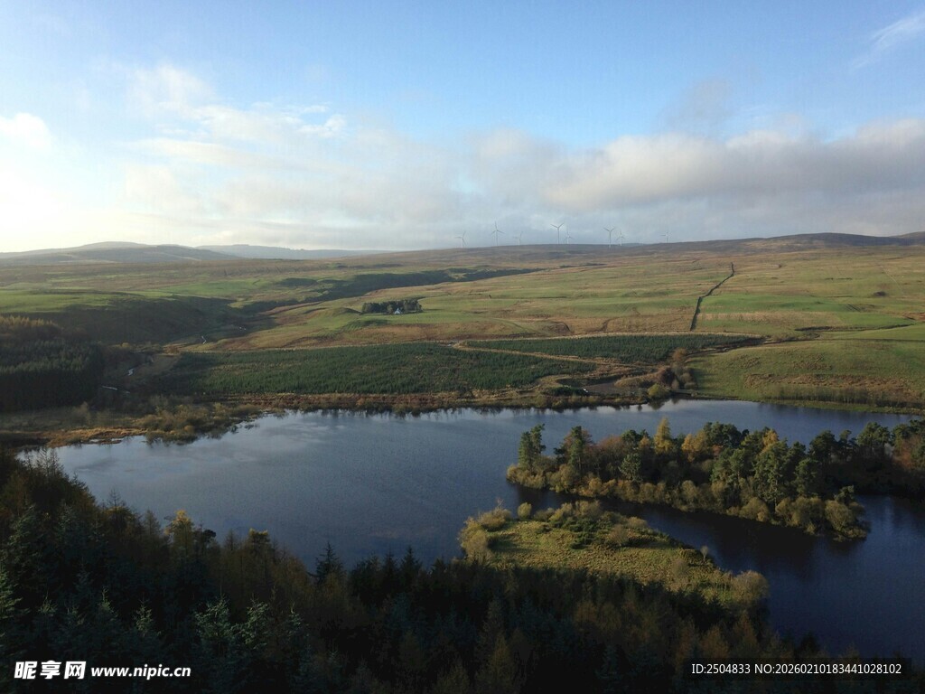 美丽湖畔自然风光全景