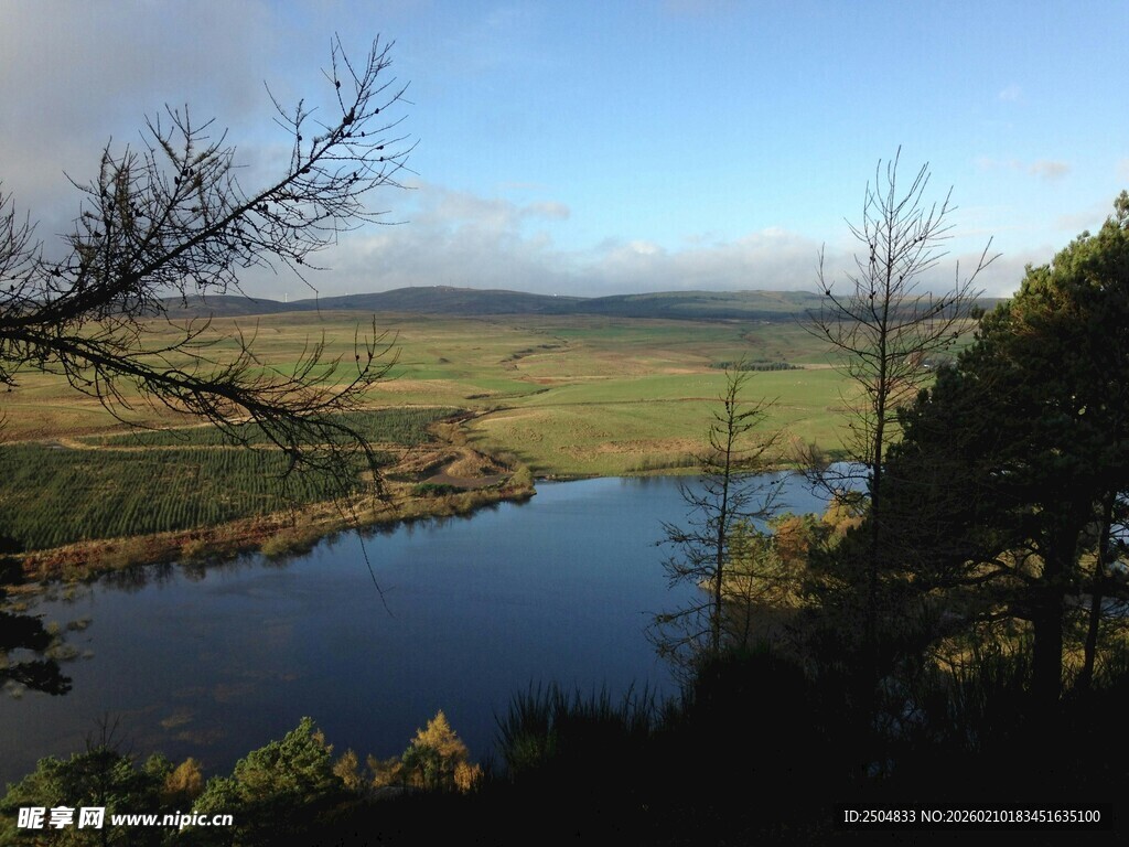宁静湖畔自然风光