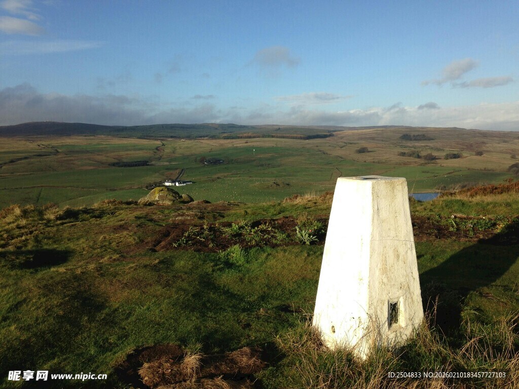 原野中的白色三角测量站