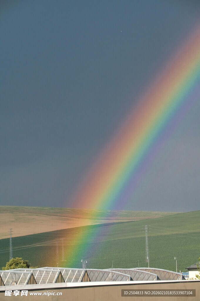 草原上空绚丽彩虹