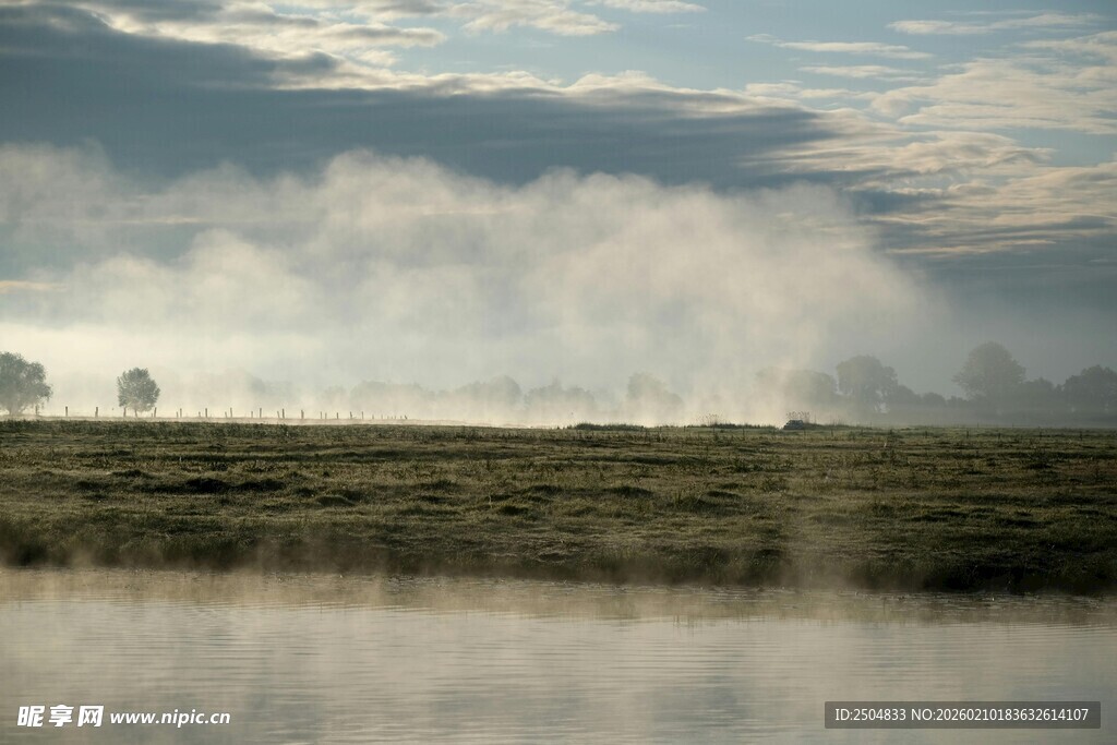 草原晨雾景观