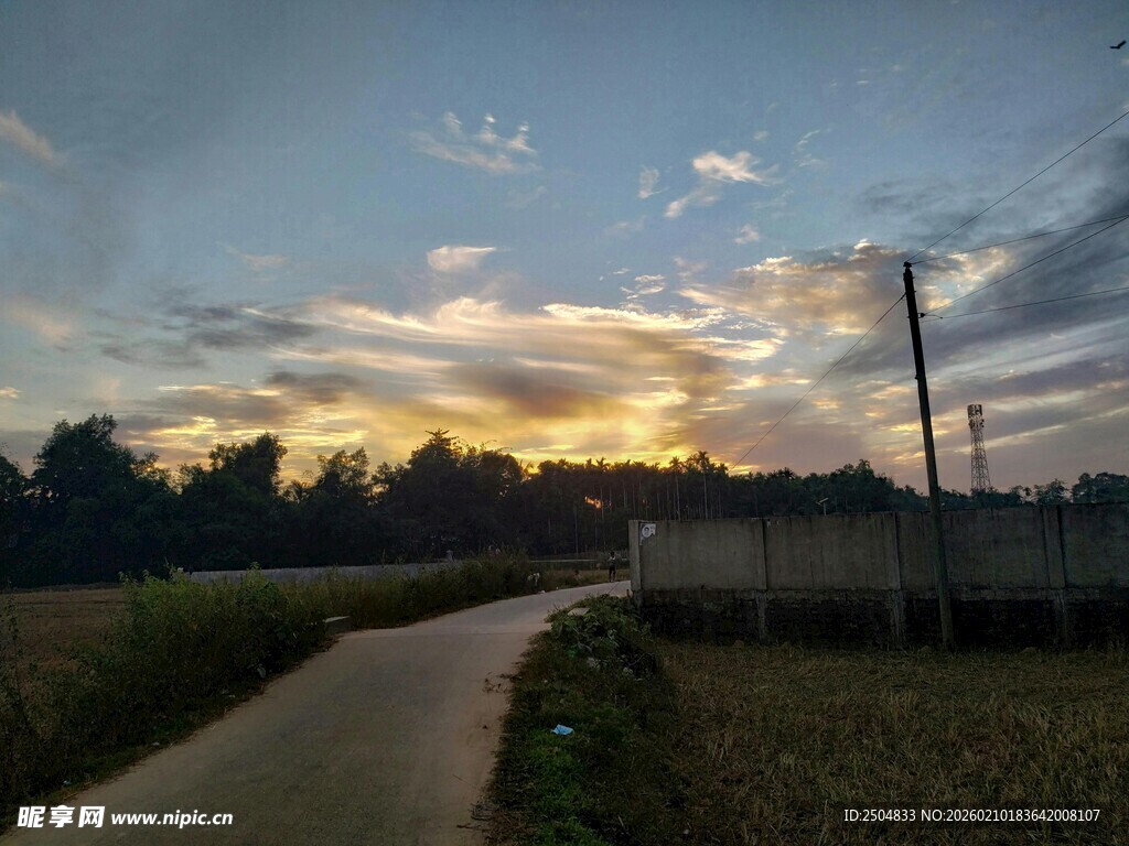 乡村黄昏小路美景