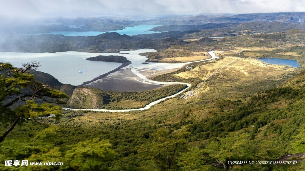 山间湖泊旁的壮美景观