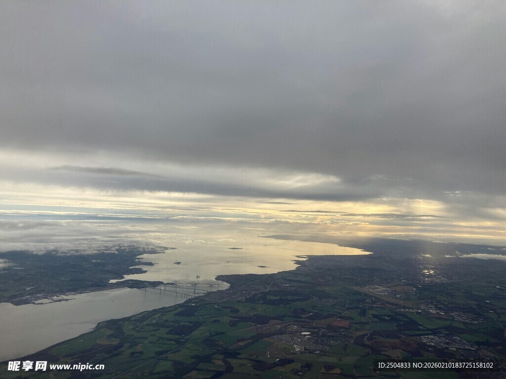 俯瞰云海下的山水景观