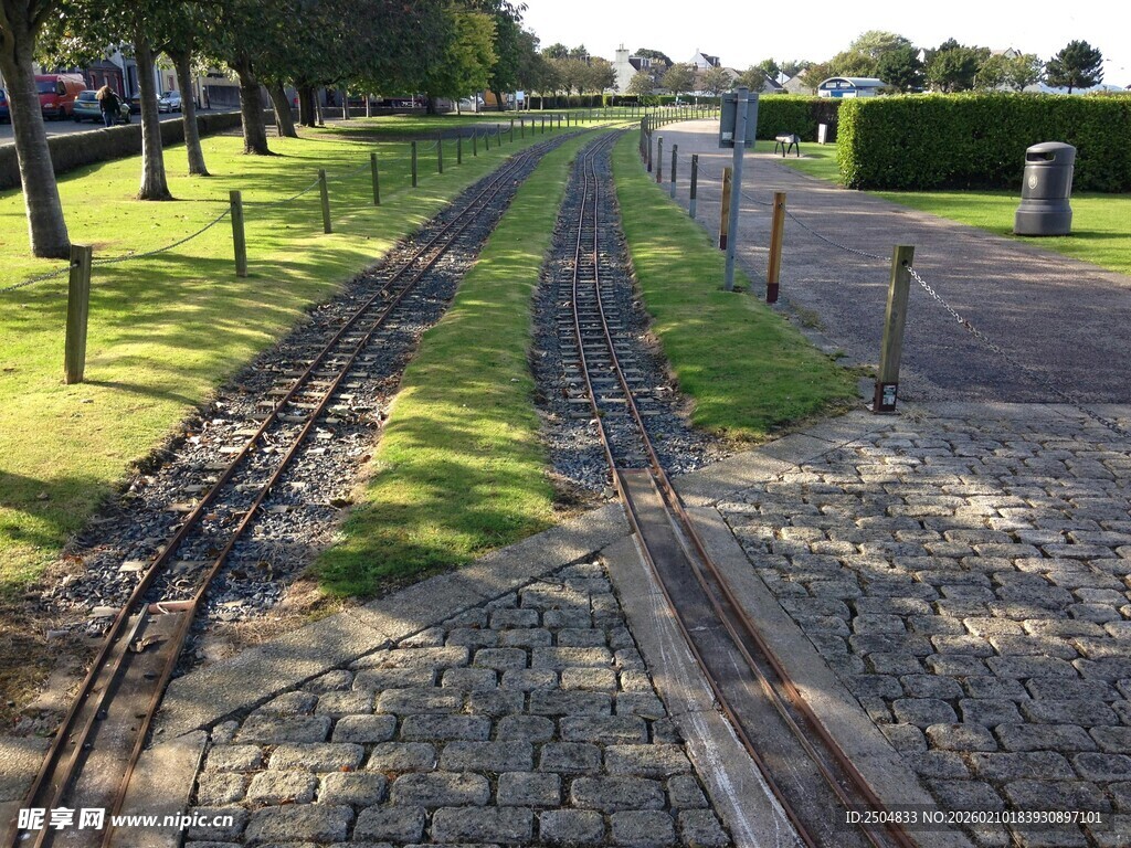 郊外铁轨旁的静谧风景