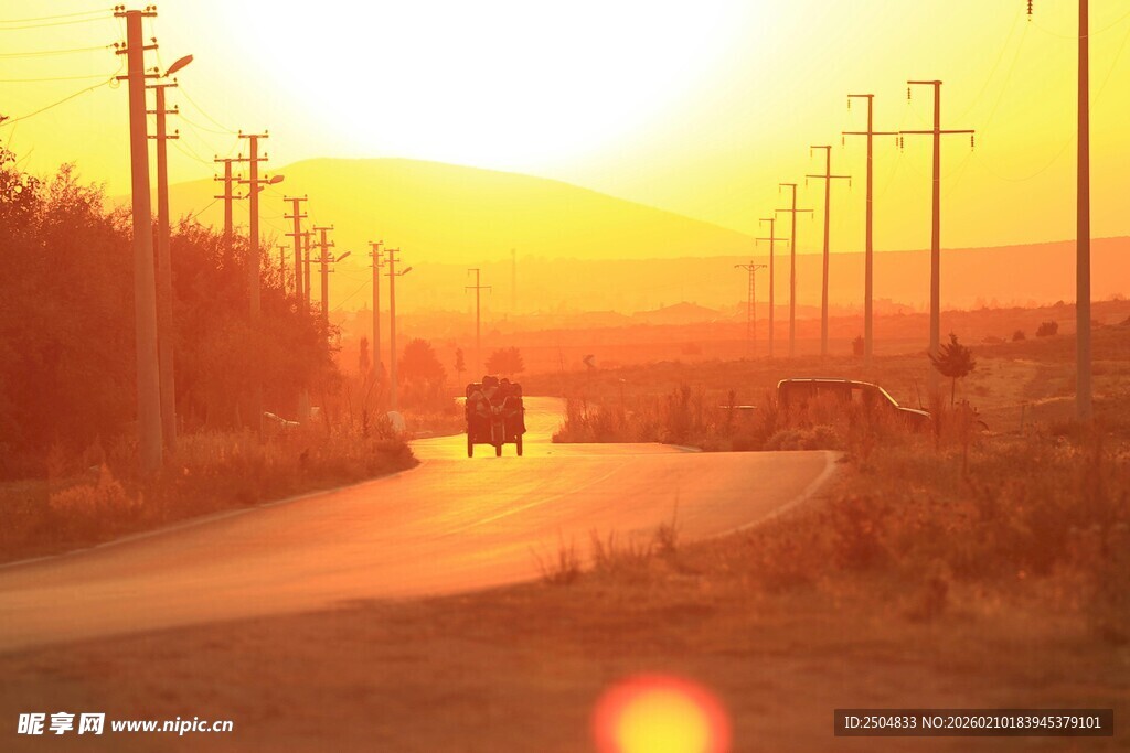 夕阳下路 车辆穿行美景