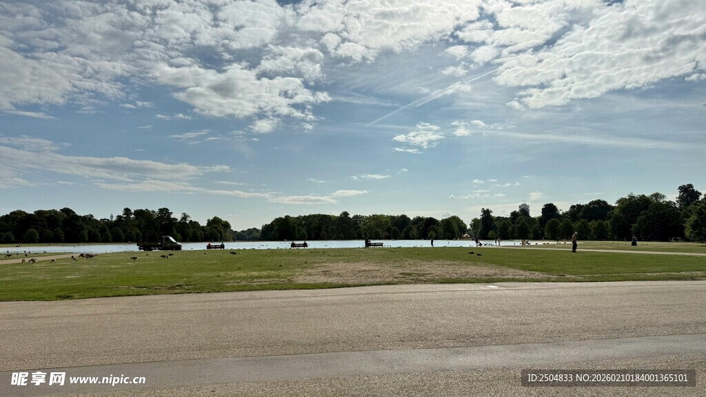 开阔机场跑道与蓝天白云