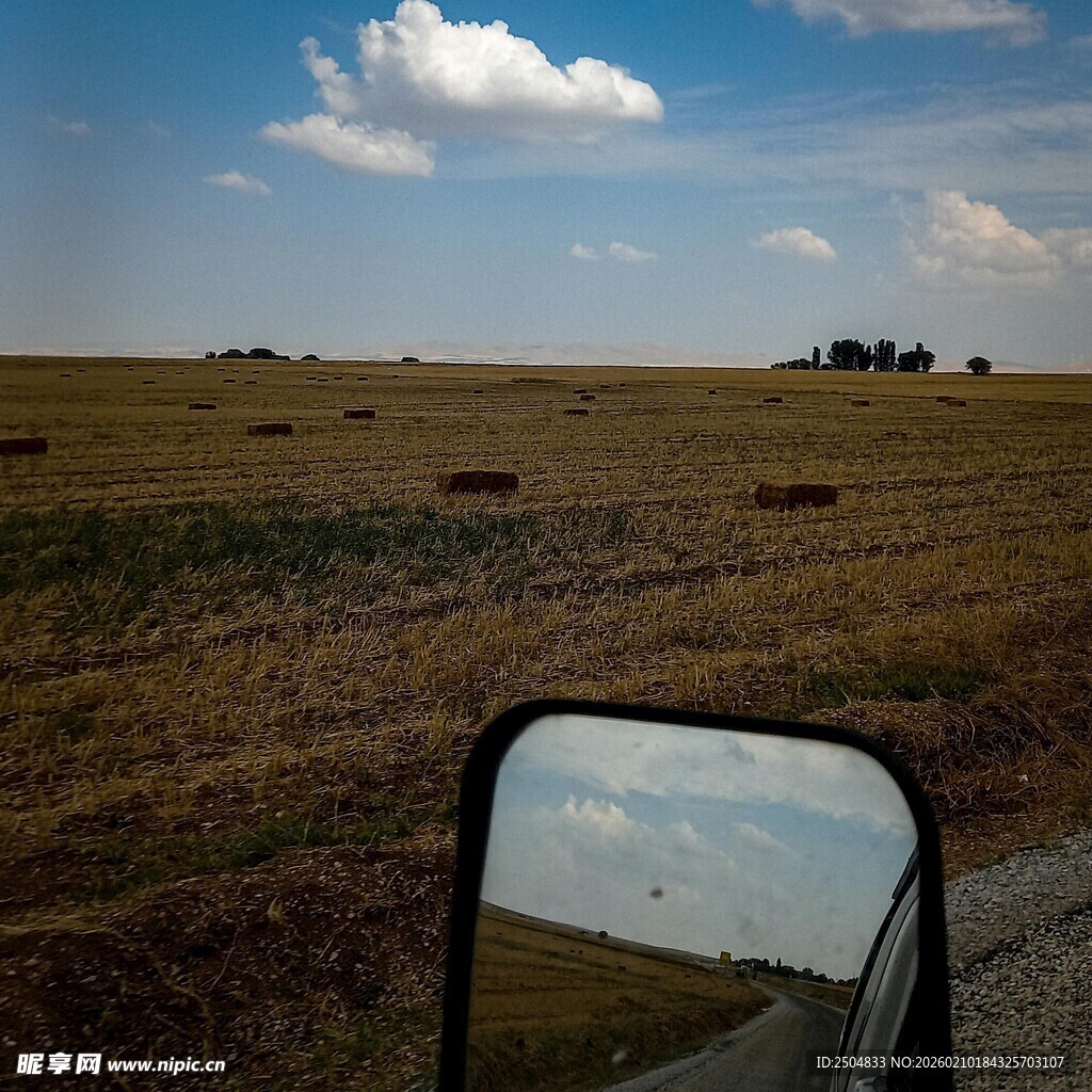 车镜中的旷野景象