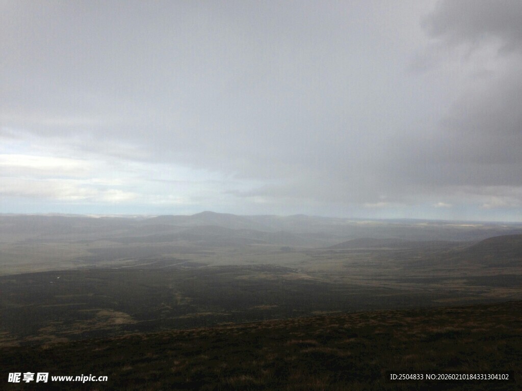 阴云笼罩下的广袤原野