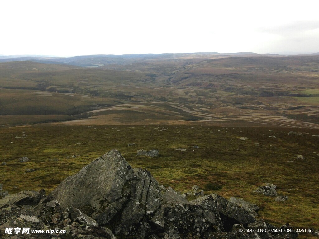 俯瞰广袤山地景观