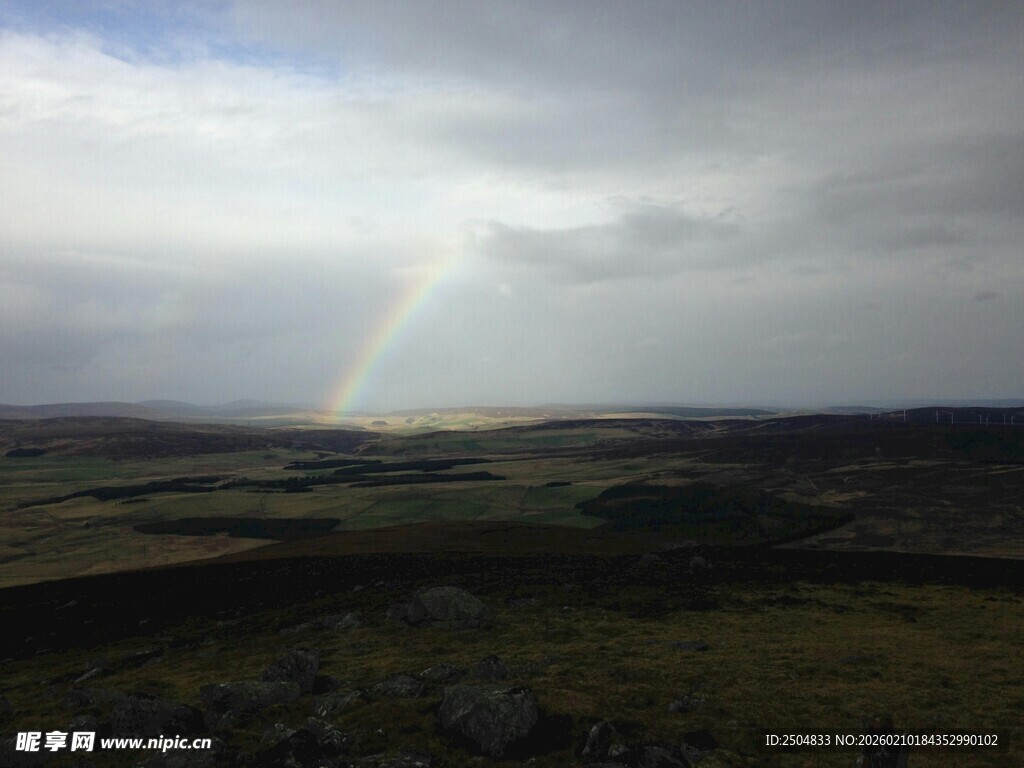 草原上空的绚丽彩虹