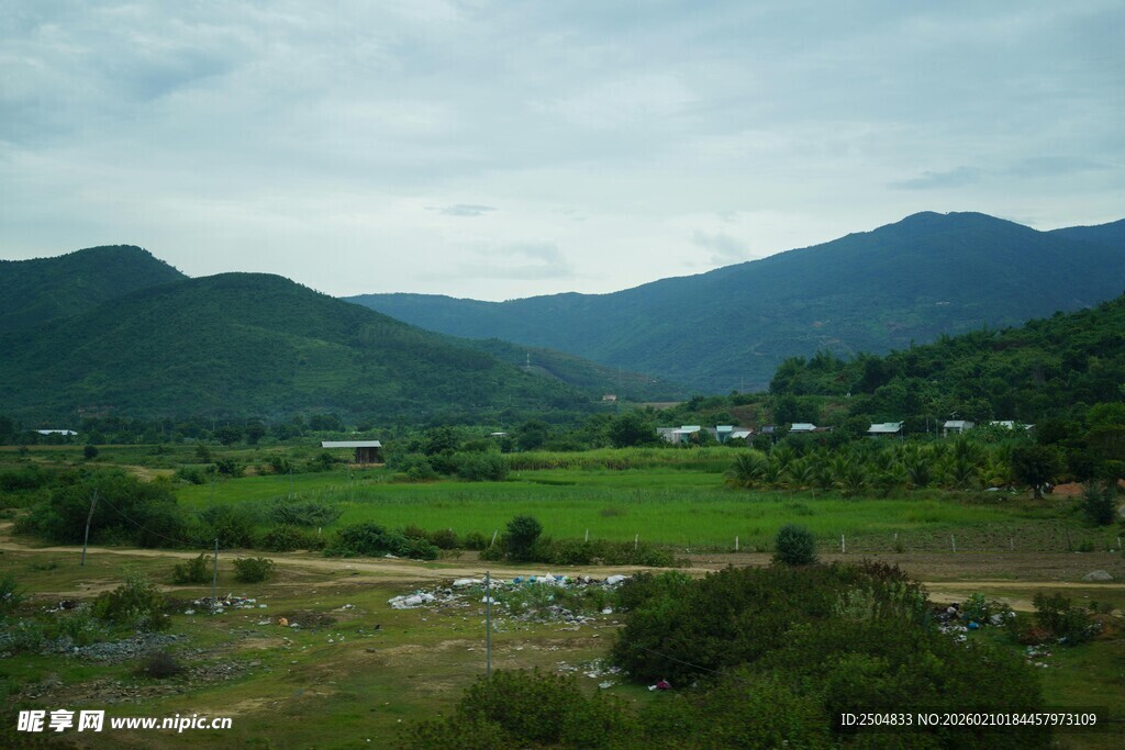 山间绿野风光