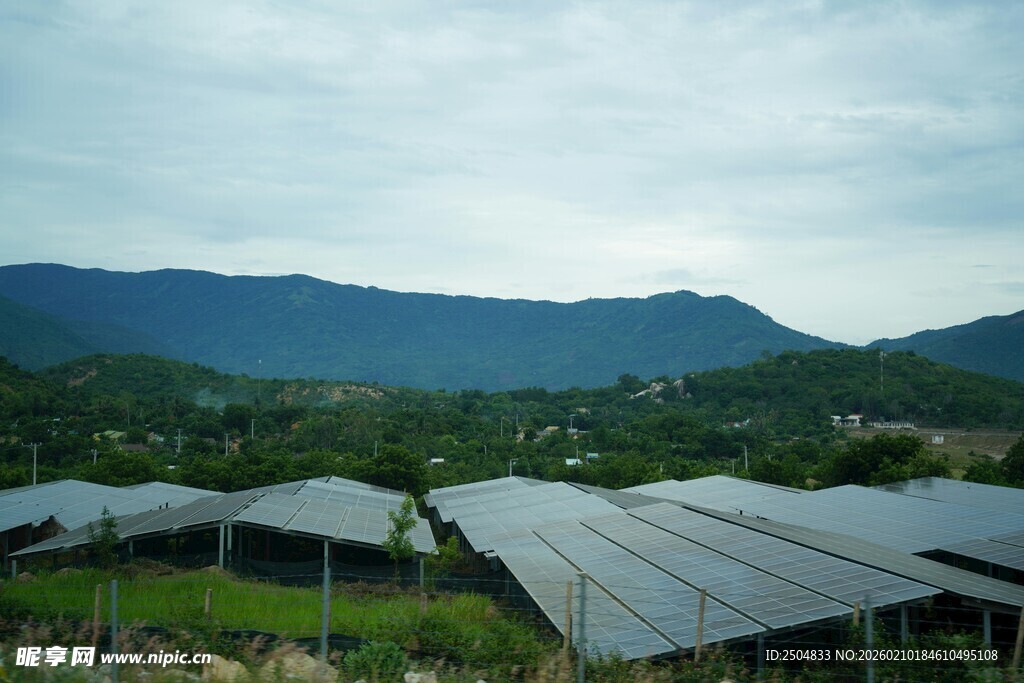 山间太阳能电站景观
