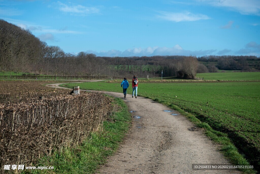 乡间小路上的漫步身影