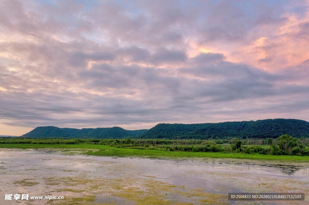 湖畔晚霞下的美丽自然风光