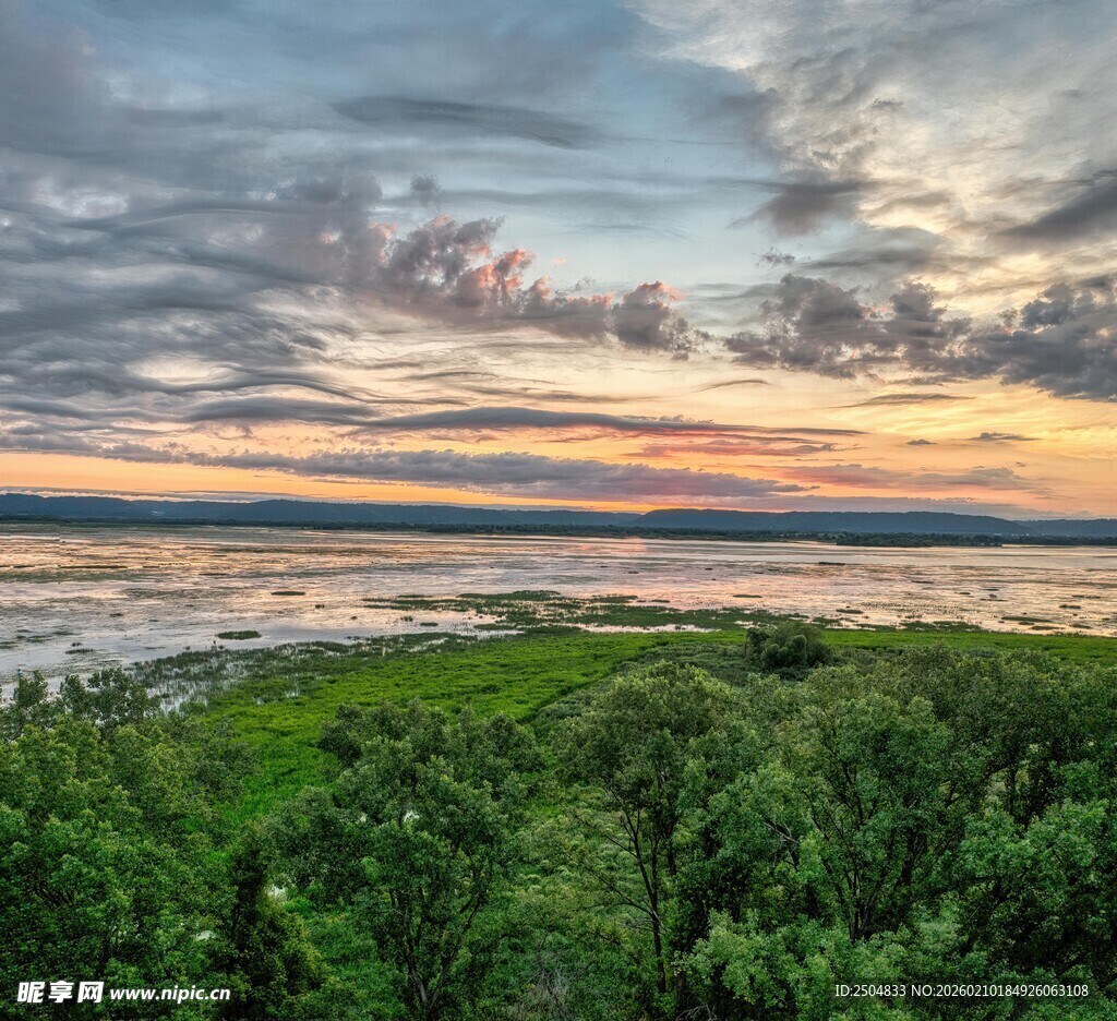 湖畔黄昏美景