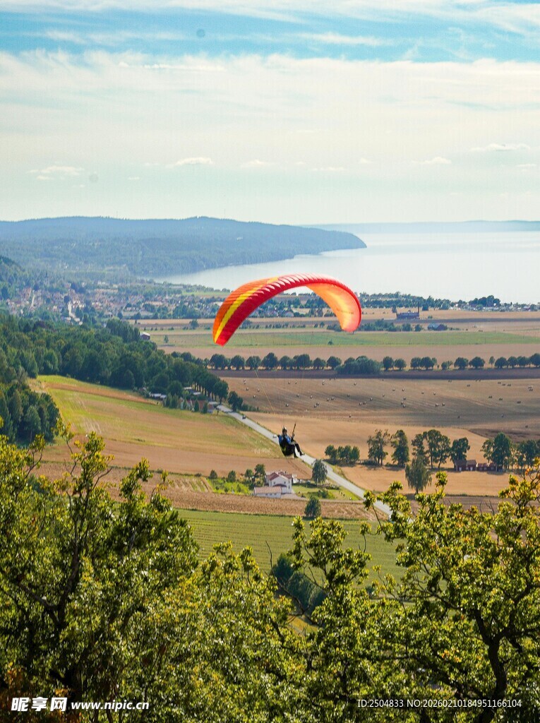 空中滑翔赏田园美景