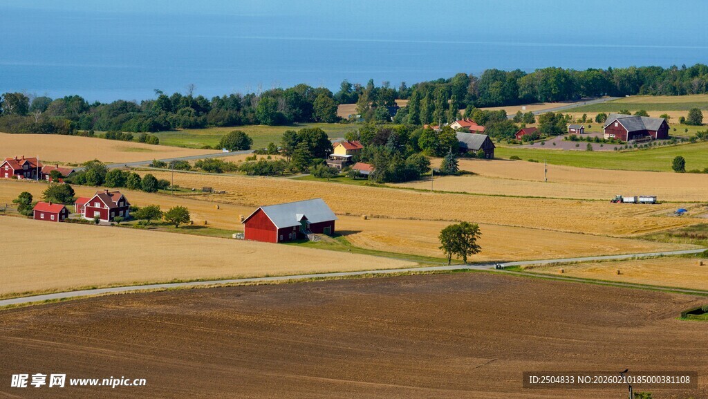 田园风光下的多彩乡村景致