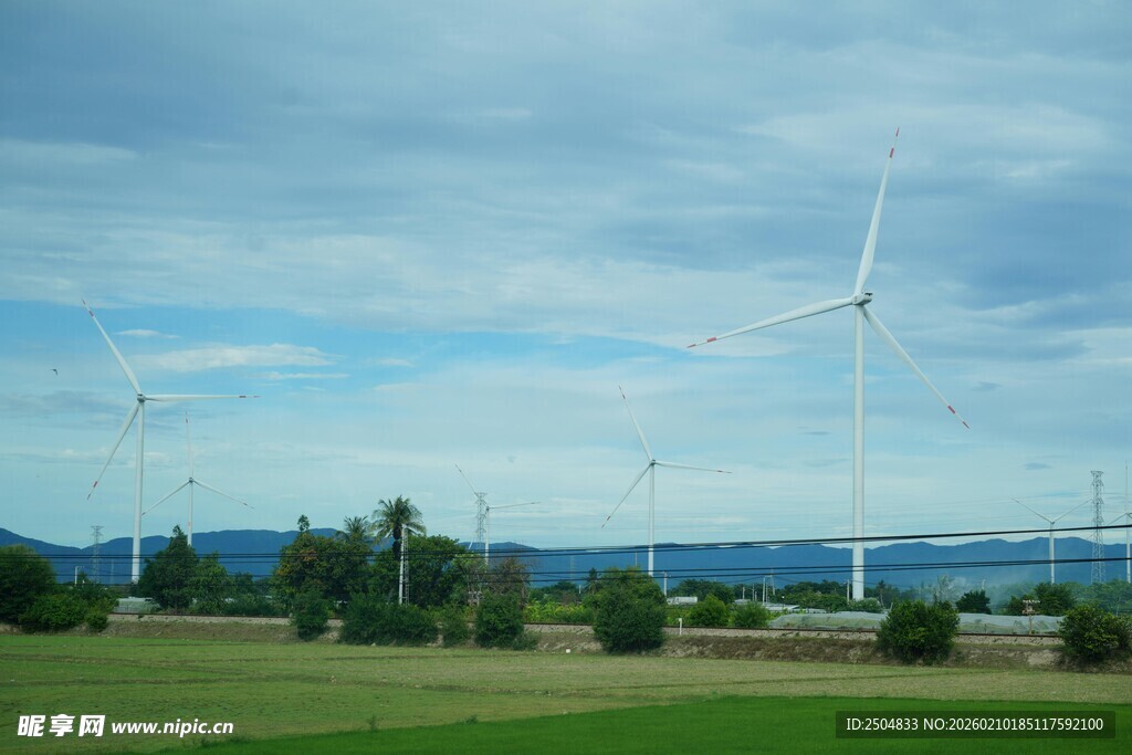 草原上的风力发电机组