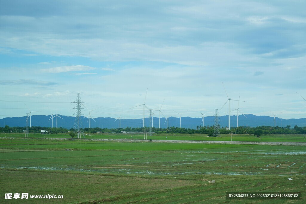 田野上的输电线路景观