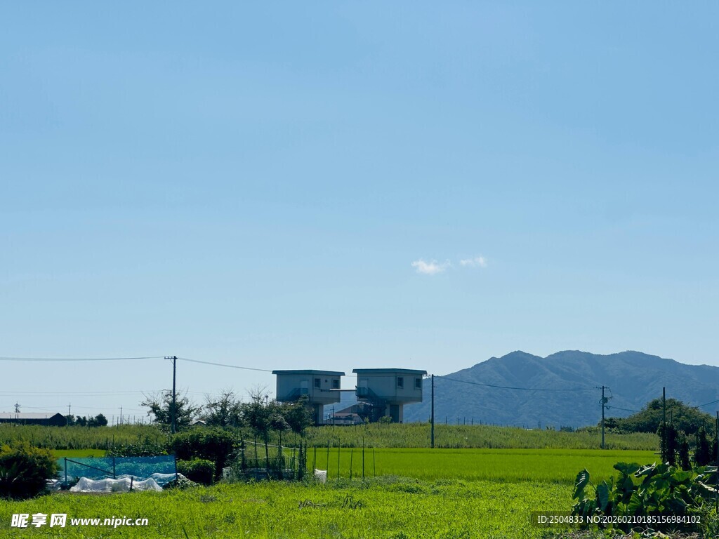 田园风光中的远处建筑与山