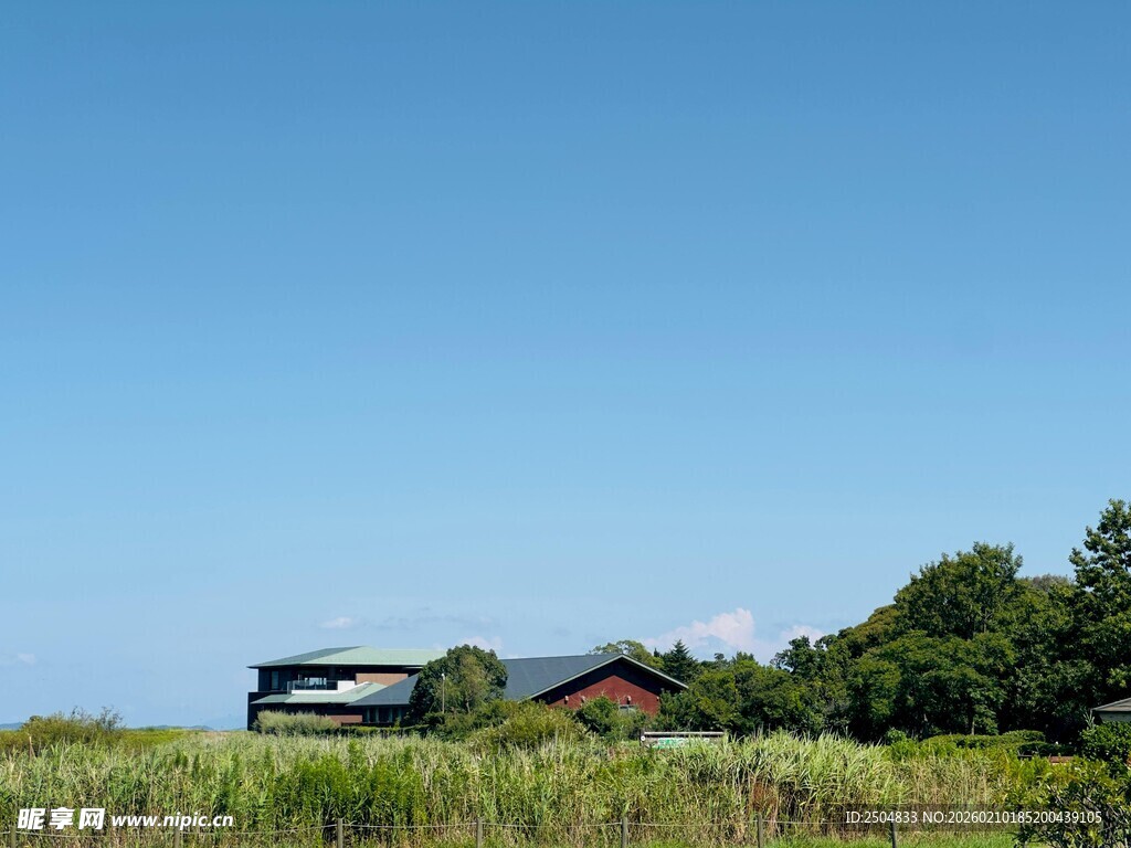 乡村田野中的小屋