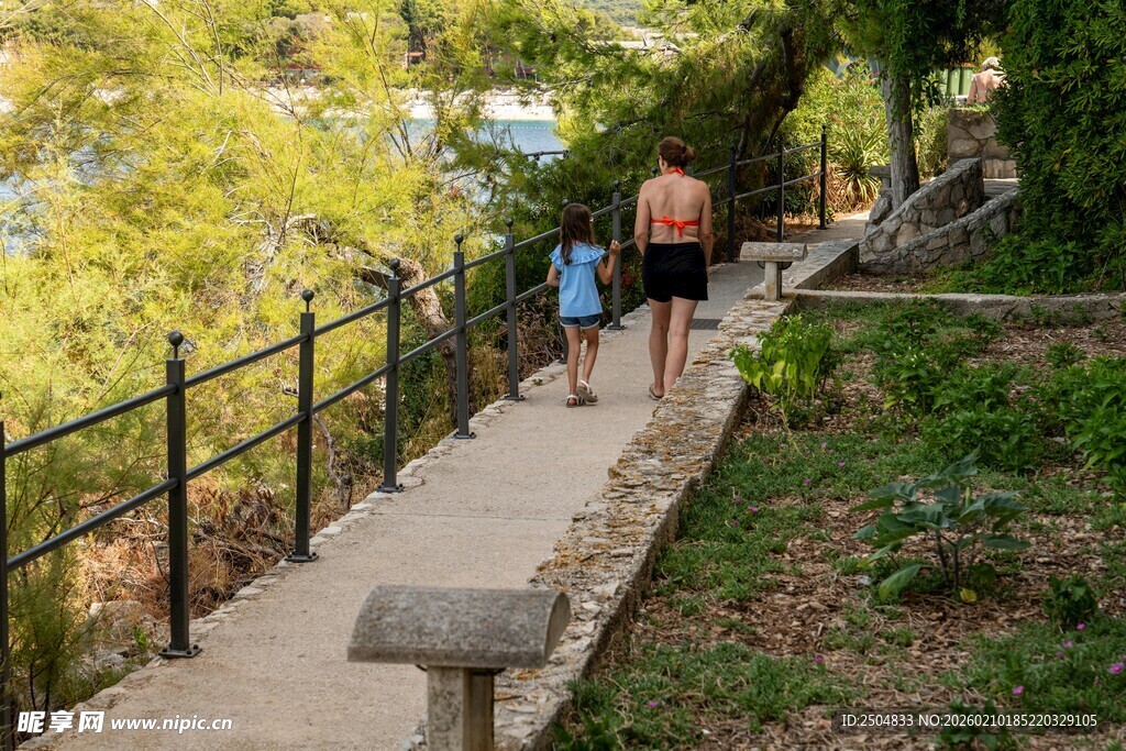 公园小径上的漫步之人