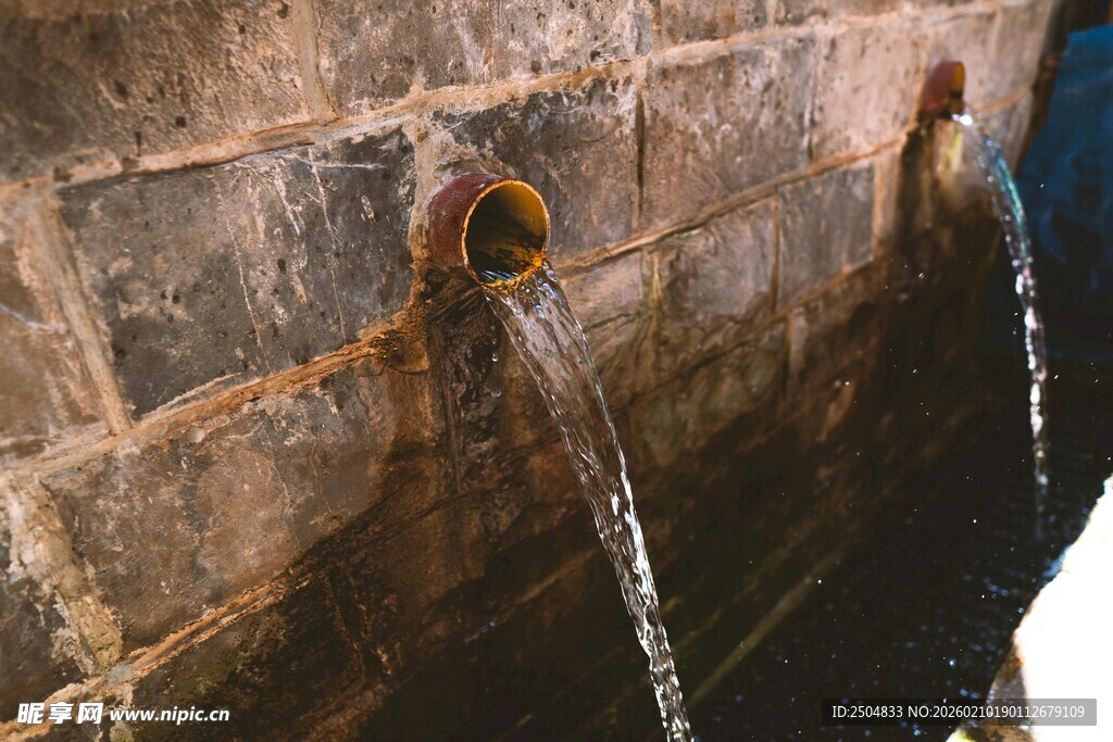 老旧船体排水口流水画面