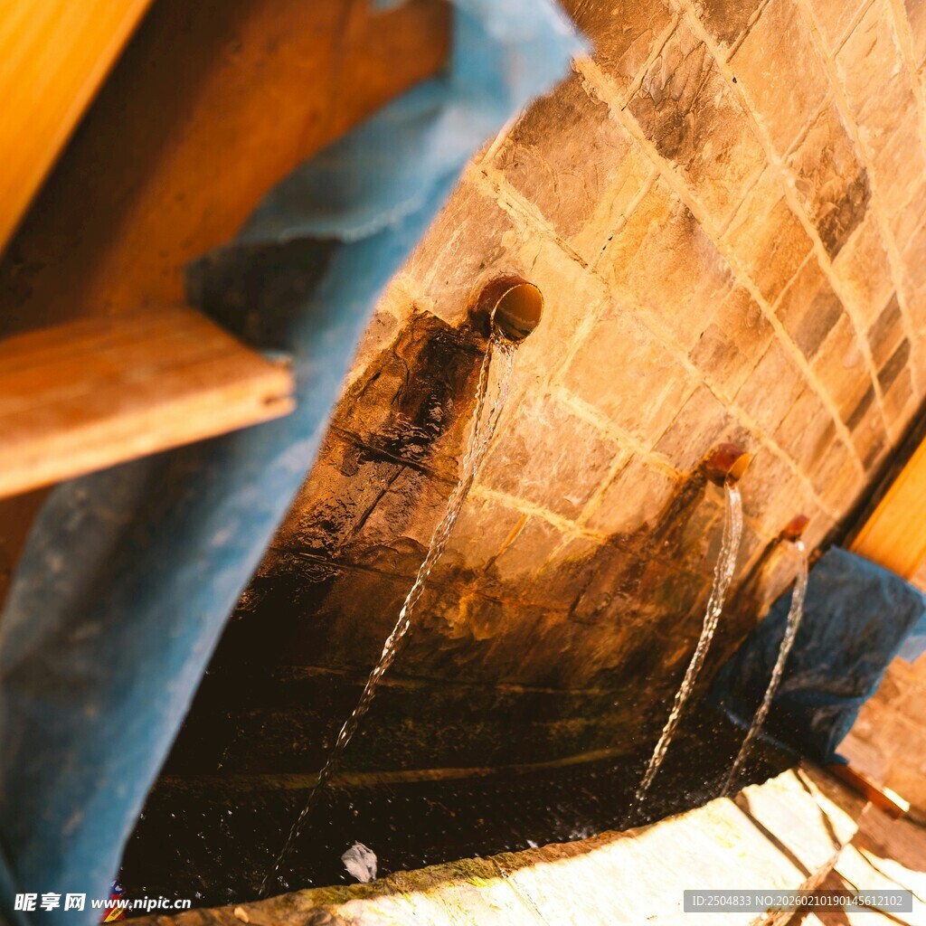 老旧船只底部细节特写