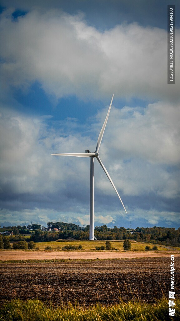 田野上的风力发电机