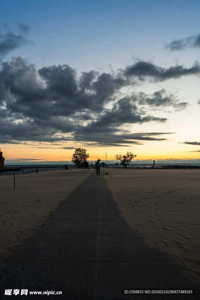 黄昏旷野中的延伸道路