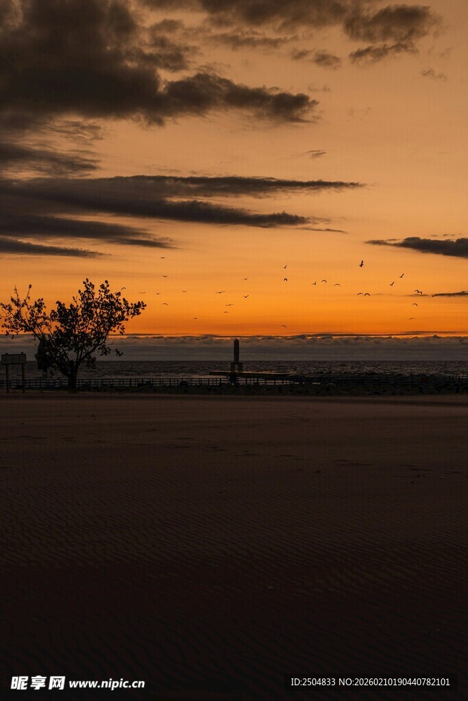 海边日落时分的静谧景象