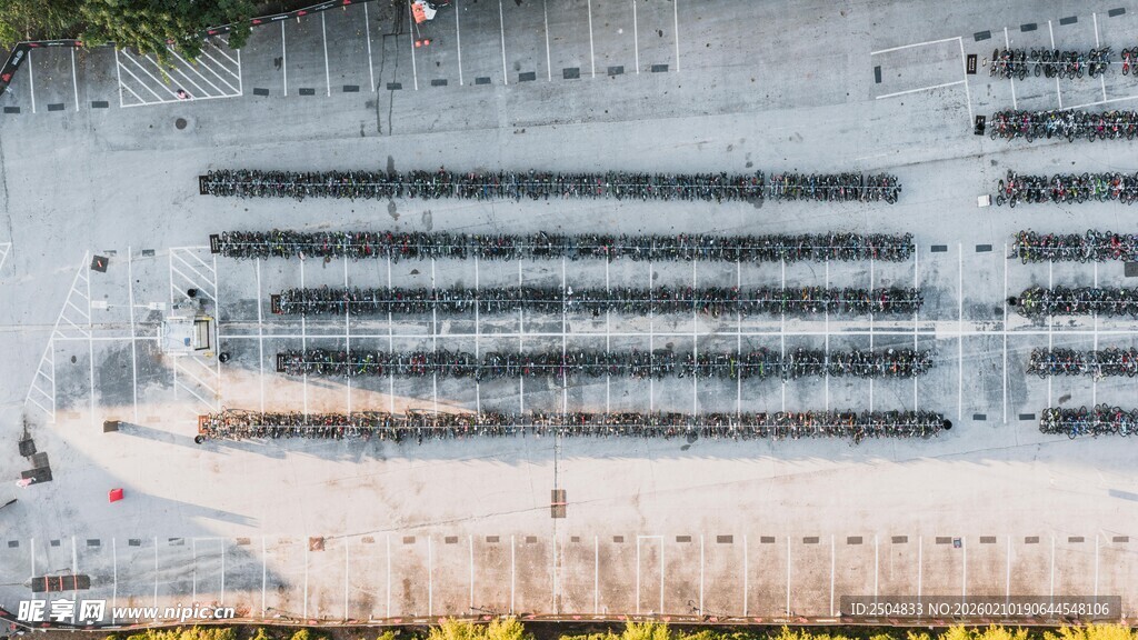 俯瞰整齐排列的养殖鱼塘