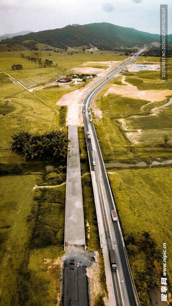 俯瞰交错的公路与铁路