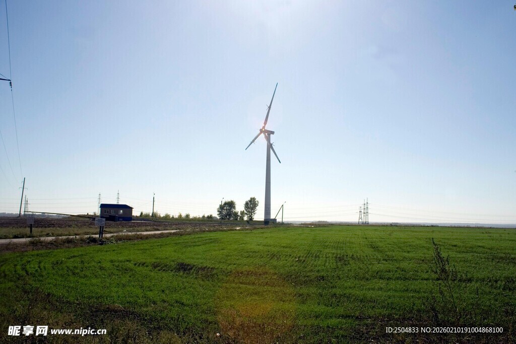 草原上的风力发电机