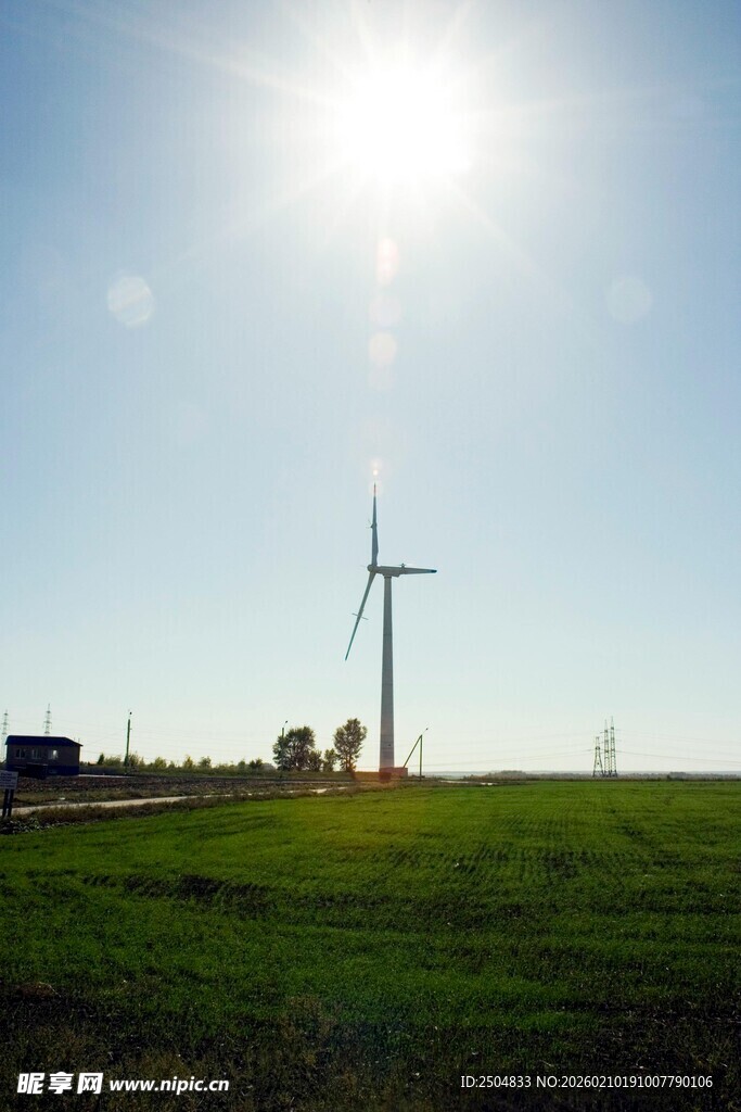 田野上的风力发电机